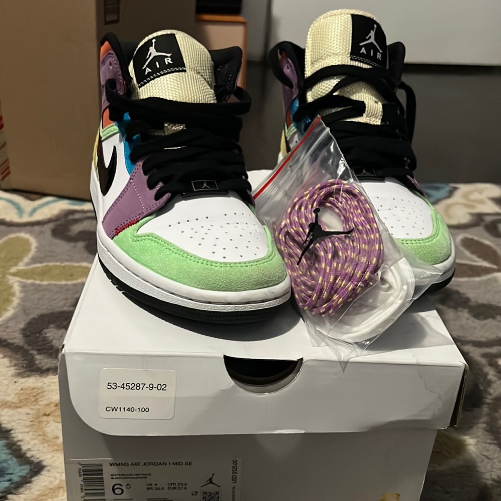 Jordan mid 1’s